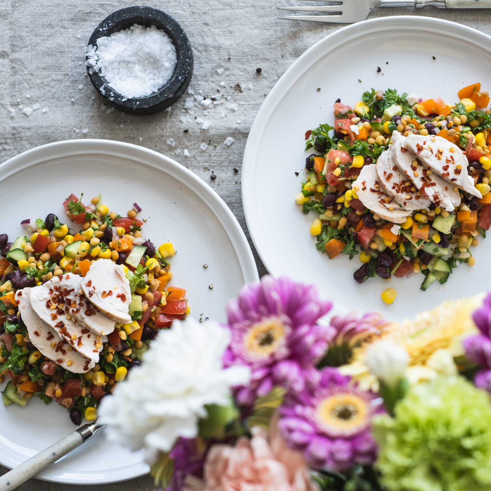 Fargerik linse- og bønnesalat med stekt&amp;skivet kyllingfilet