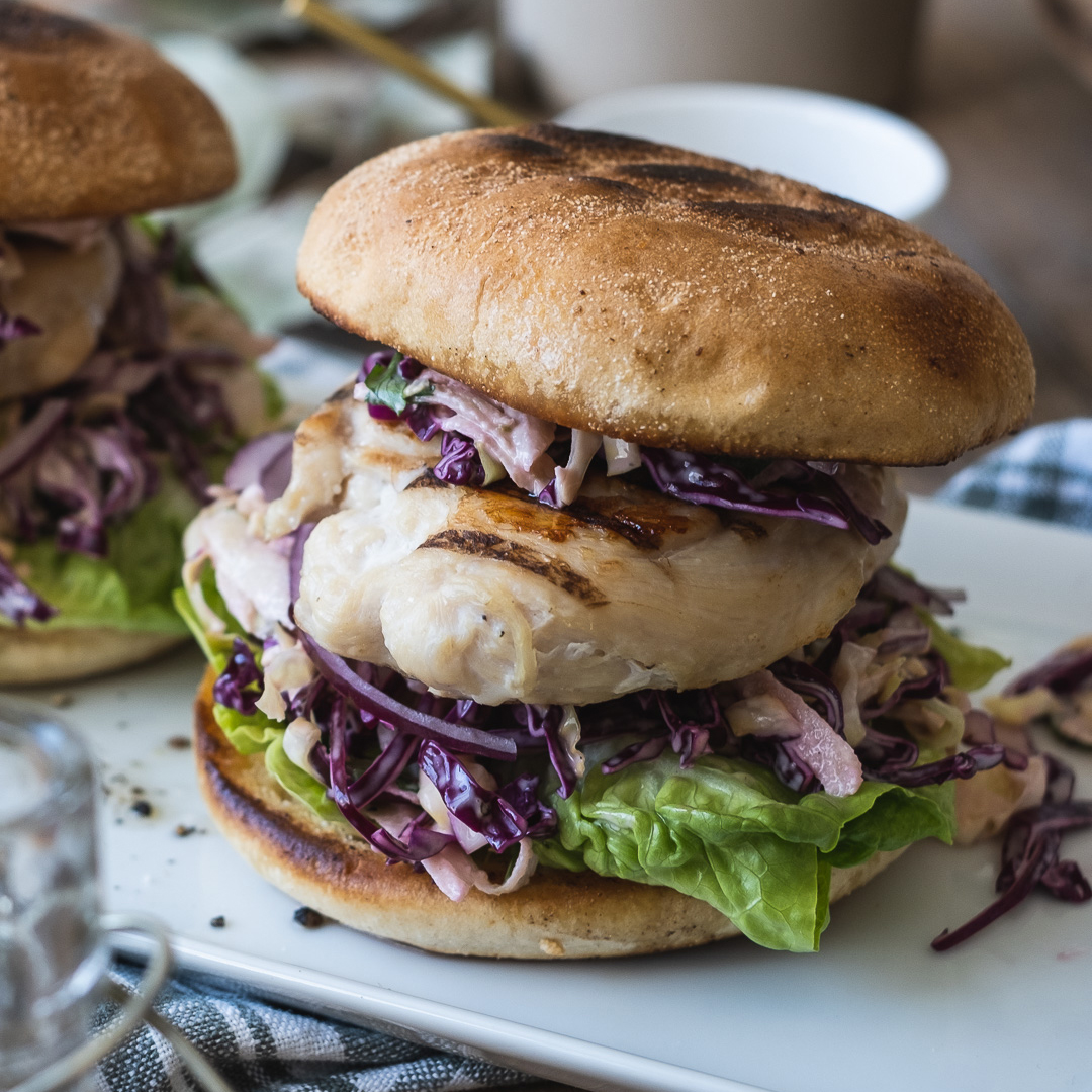 Flammetgrillet filetburger med brioche burgerbrød med spicy col