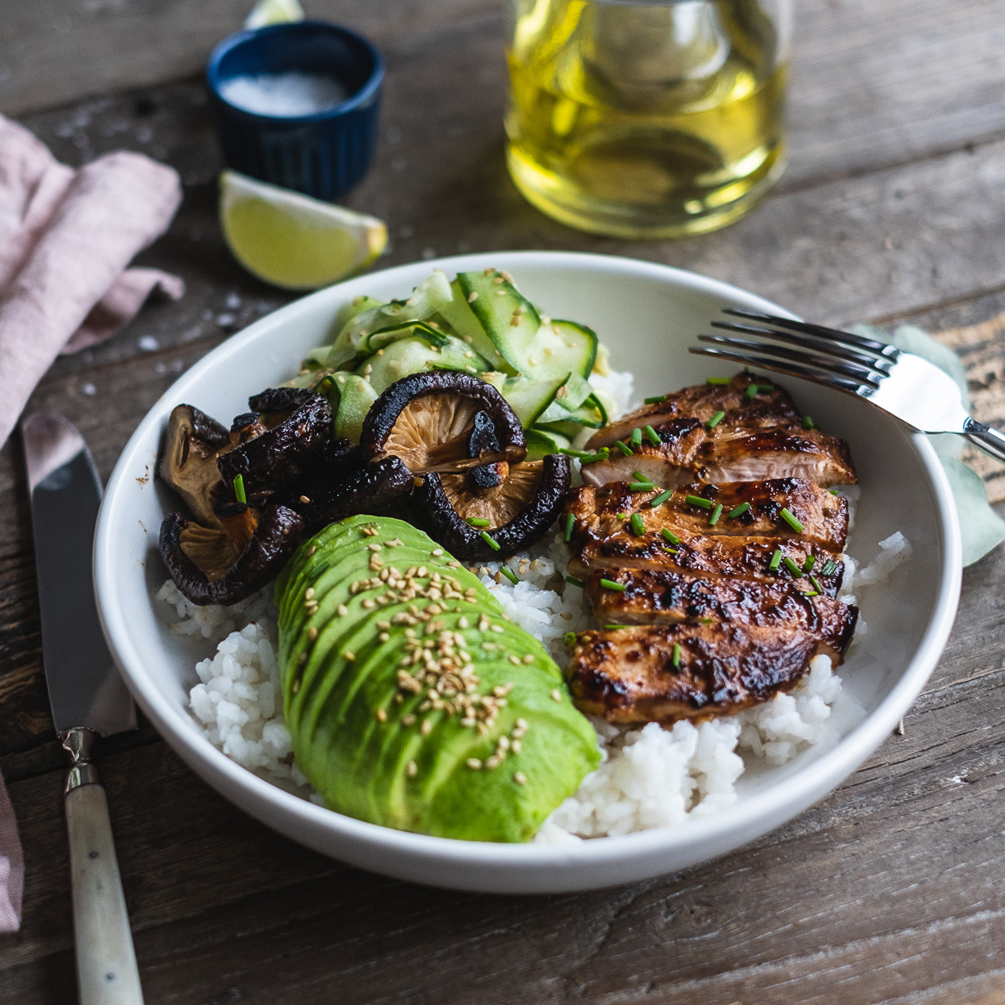 Risbolle med kylling teriyaki, sopp, agurksalat og koriander - f