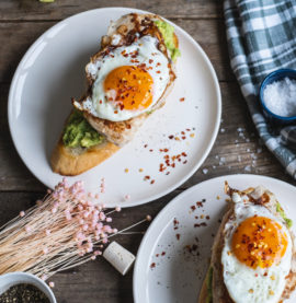 Glammegrillet kylling på toast med egg og avokado