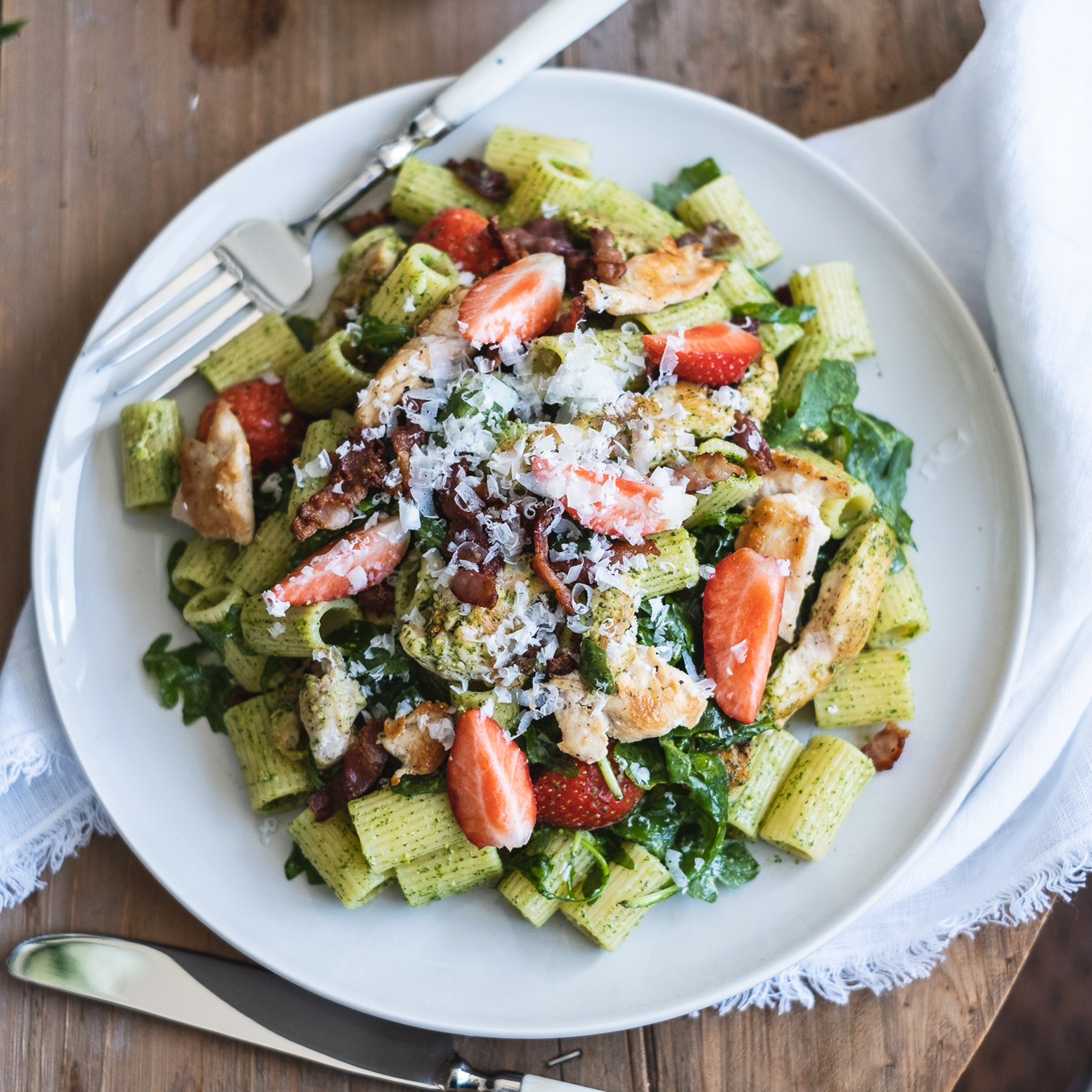 Pastasalat med stekt kyllingfilet, pesto og jordbær