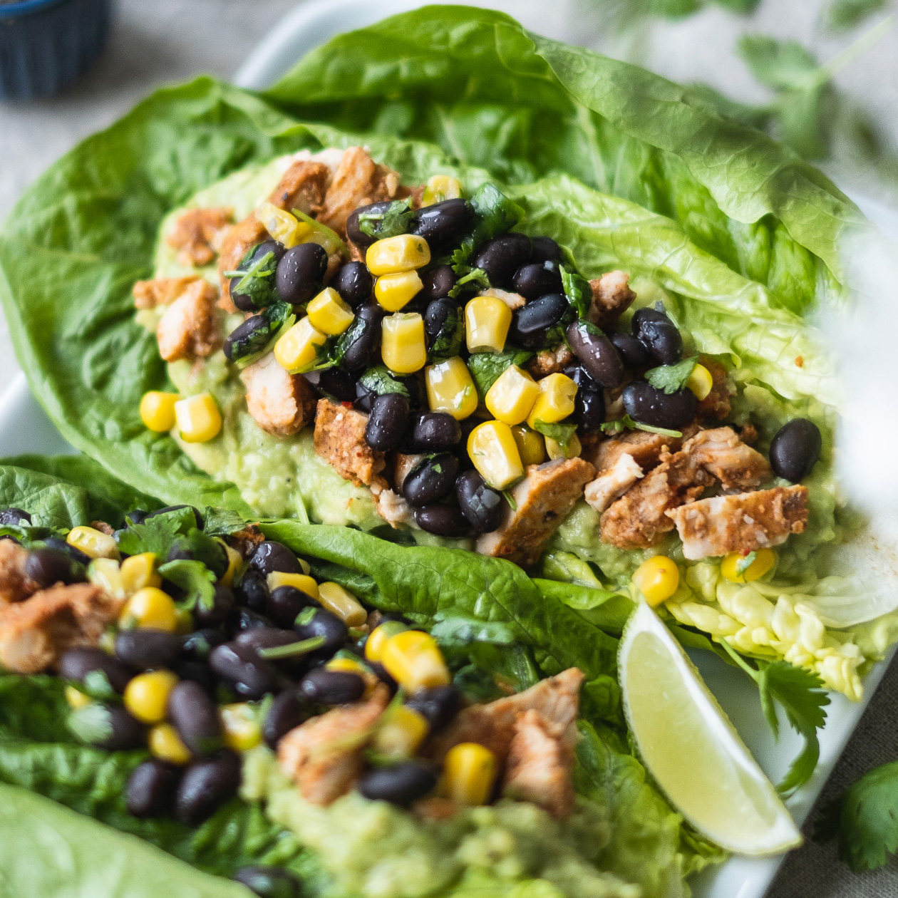 Taco med taco stekt & spiseklar kyllingfilet servert på hjerteb