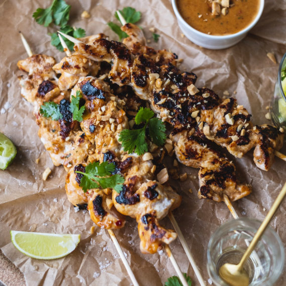 Grillet kylling satay med mangosalsa