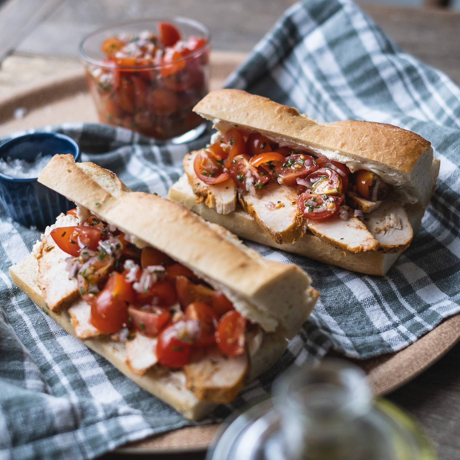 Sandwich med kremost, tomatsalsa og stek&skivet kreolsk