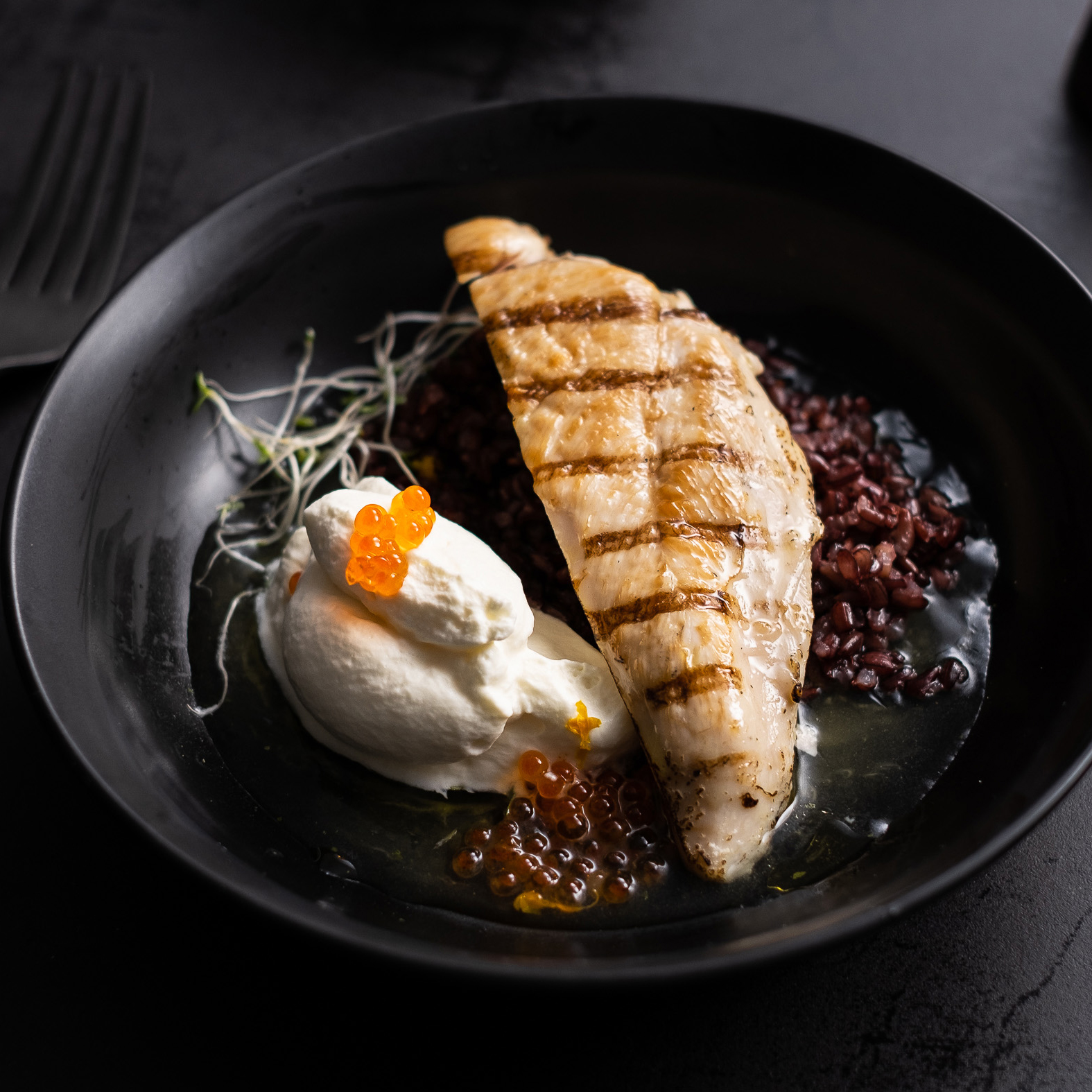 Flammegrillet kyllingfilet med sort ris og pepperrotkrem