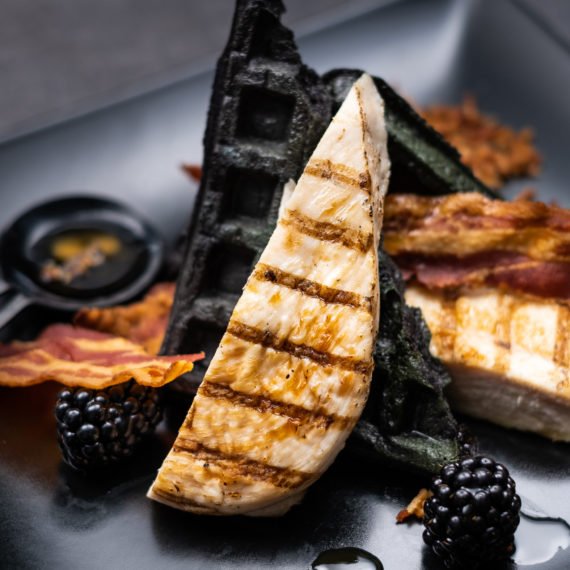 Black American Waffles - med kyllingfilet, ovnsbakt bacon og glaserte bjørnebær