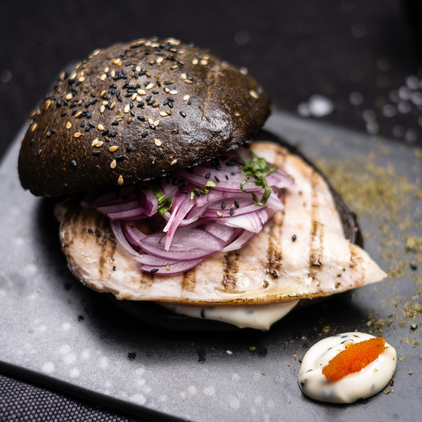 Flammegrillet kyllingburger med mørke surdeigsbrød