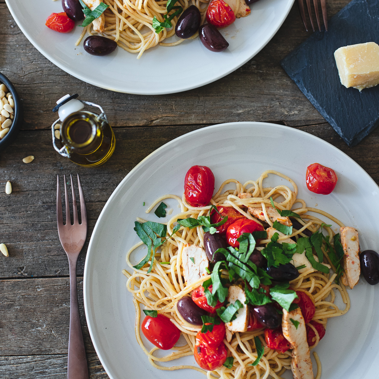 spagetti med stekt og skivet kylling naturell
