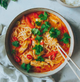 Thai-inspirert kyllingsuppe med nudler