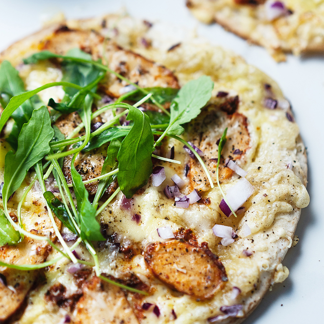 Enkel pizza av tortilla lefser