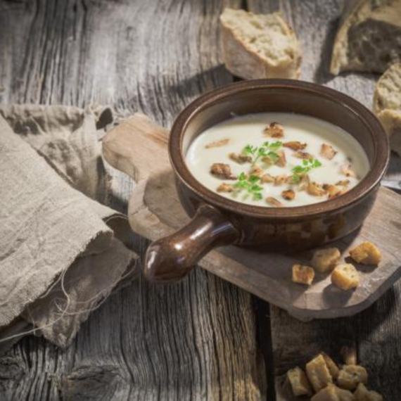 Blomkålsuppe med kylling og krutonger