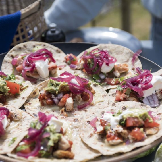 Grillet kyllingtaco med tomatsalsa og syltet rødløk
