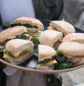 Kyllingfiletburger med potetbåter