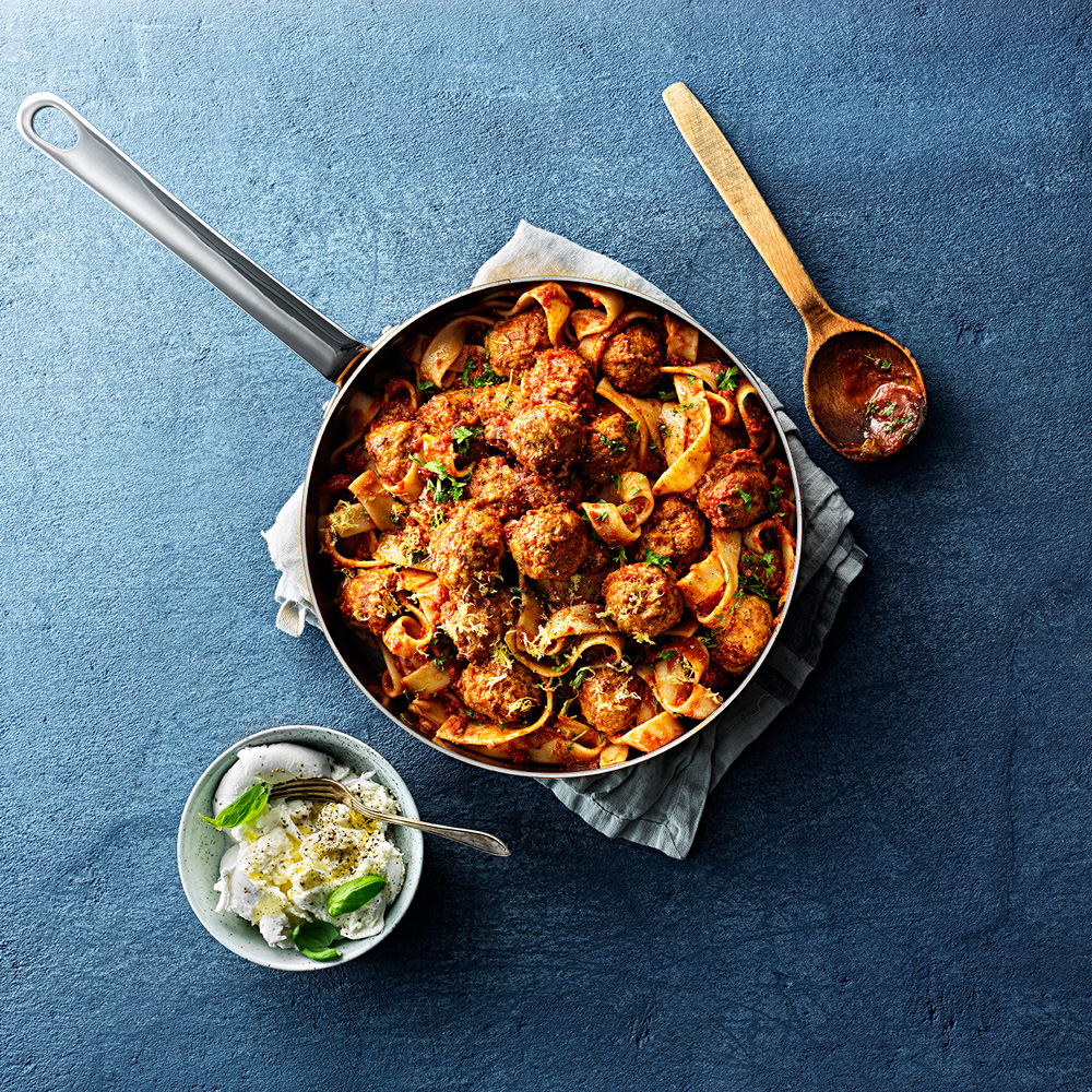 Kyckling_kottbullar_med_pasta_tomatsas_liggande_grund (1)