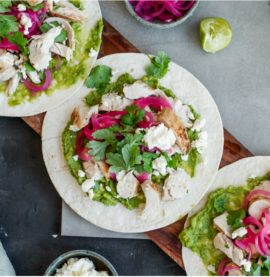 Tortilla med fetaost, avokado og syltet rødløk