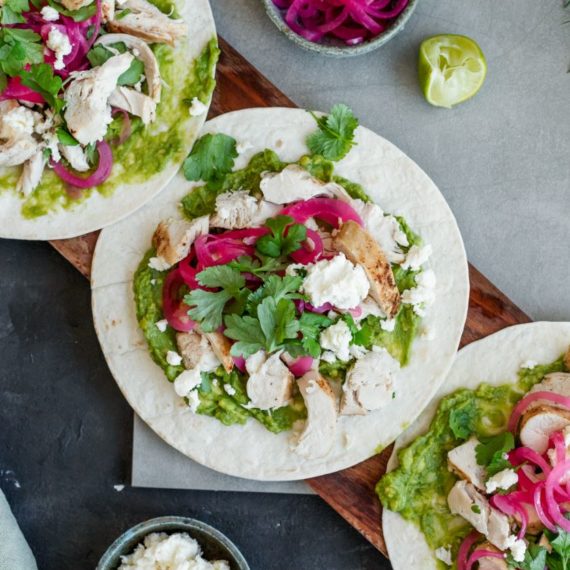 Tortilla med fetaost, avokado og syltet rødløk