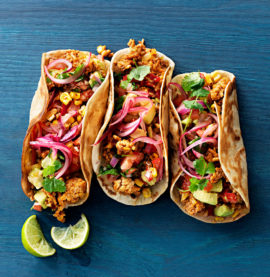 Kyllingtaco med avokado, stekt mais og syltet rødløk