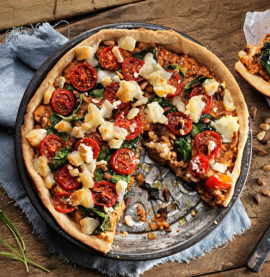 Kyllingpai med chevre, pinjekjerner og tomater