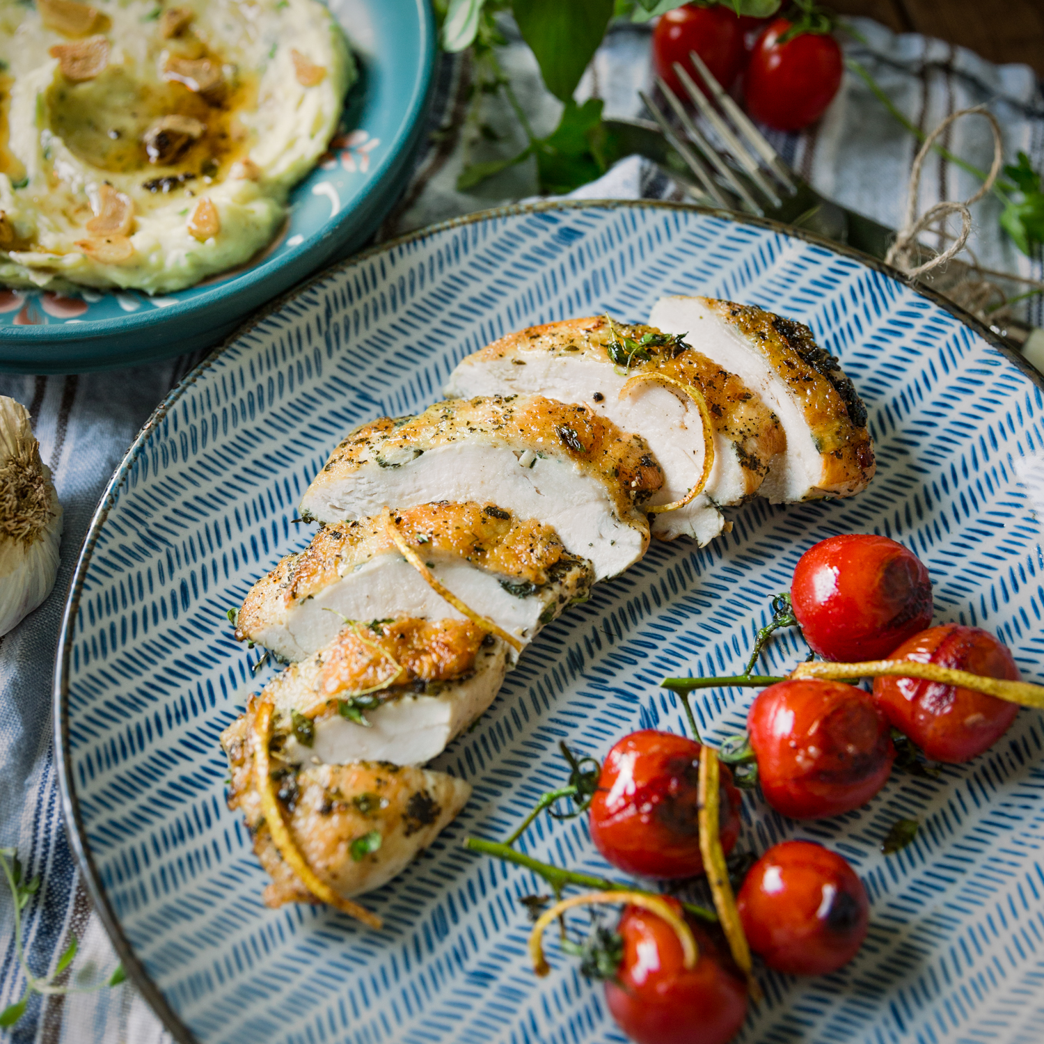 Timian og sitronmarinert kyllingbryst med grov urtepotetmos-Jo