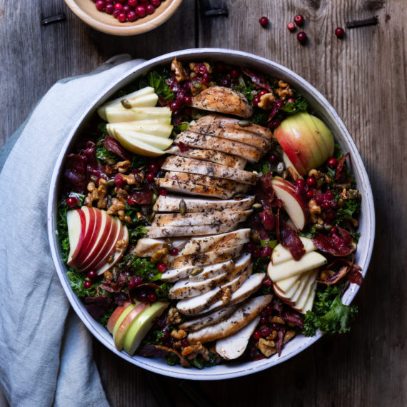 Høstlig kyllingsalat med tyttebærdressing