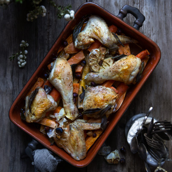 Ovnsgrillet kylling med rotgrønnsaker, hasselnøtter og salvie
