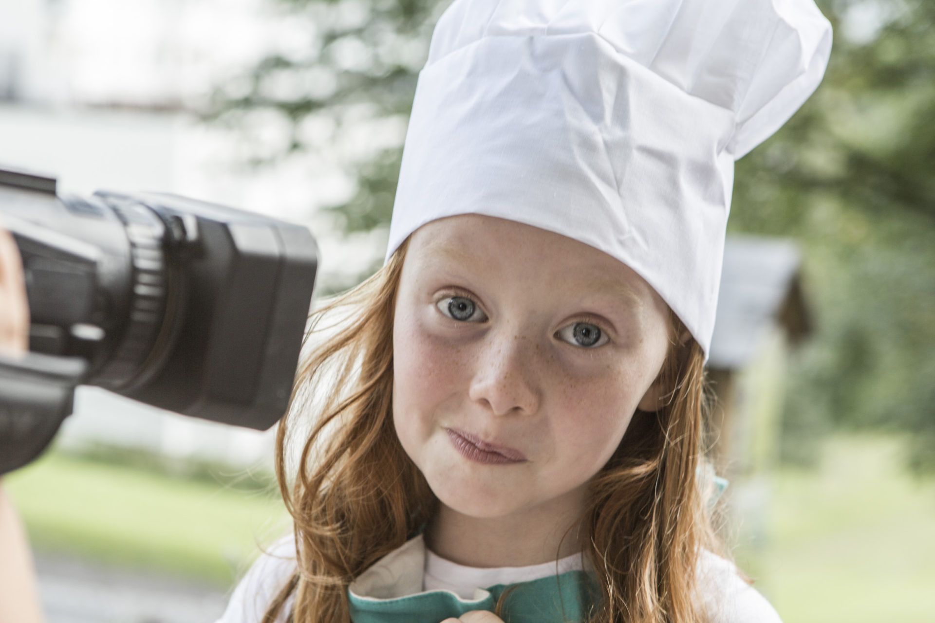 La barna slippe til på kjøkkenet!