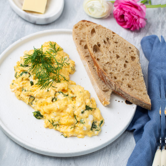 Eggerøre med dill og crème fraîche