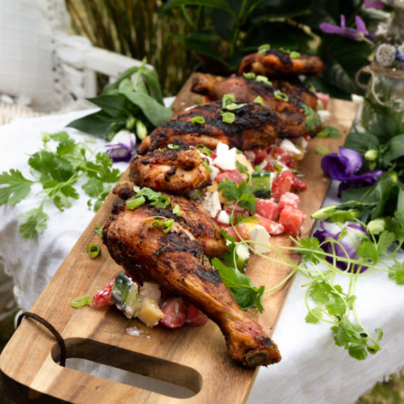 Grillet hel bbq kylling med eksotisk salat